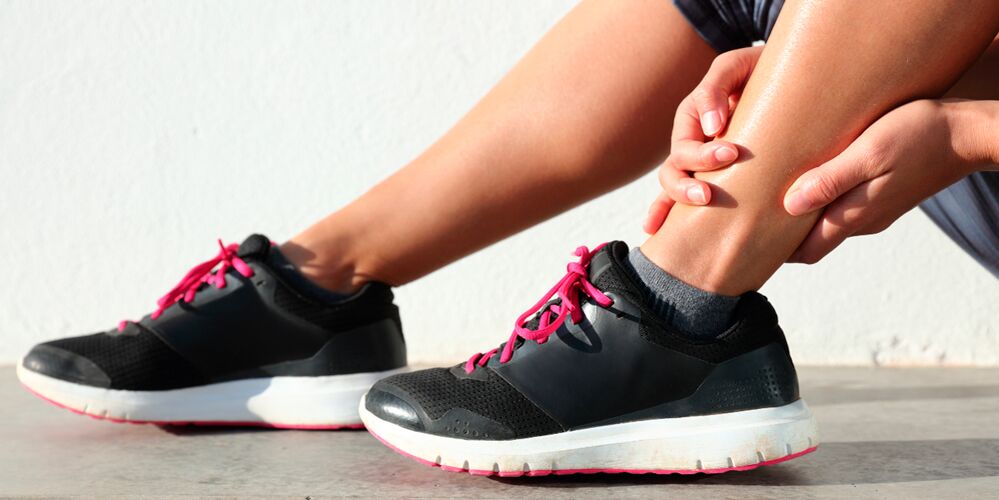 Il dolore alle gambe dopo aver camminato, che scompare dopo 5-10 minuti di riposo, può essere il primo segno di artrosi