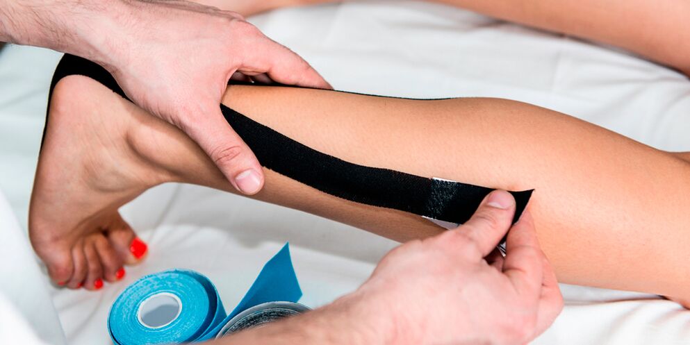 Taping per artrosi deformante fissaggio dell'articolazione con nastro adesivo